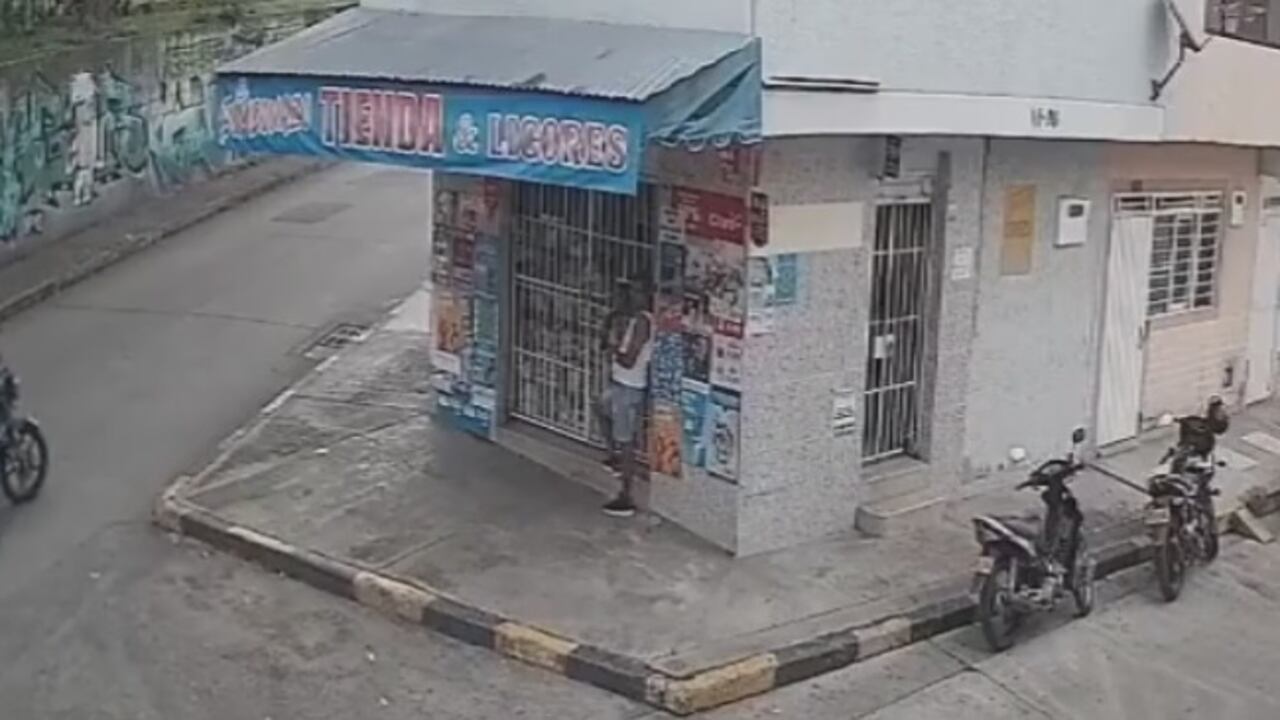 Momento en el que la mujer se movilizaba por una vía de Buga junto a su hijo sin casco de protección.