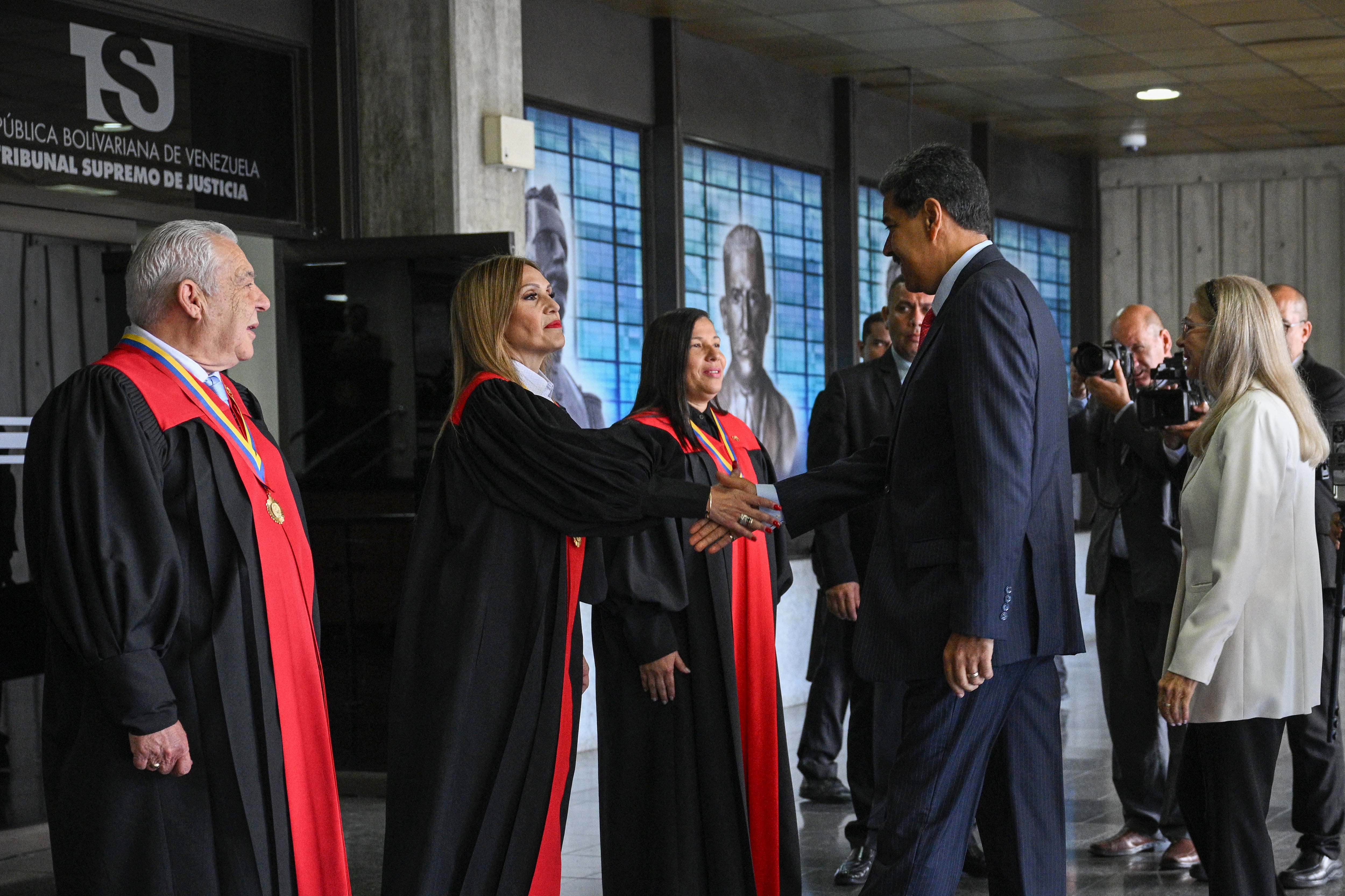 El presidente venezolano, Nicolás Maduro, saluda a la presidenta de la Corte Suprema de Justicia de Venezuela, Caryslia Rodríguez, a su llegada a la sede del TSJ en Caracas el 31 de julio de 2024. Las fuerzas de seguridad dispararon gases lacrimógenos y balas de goma contra los manifestantes y una ONG dijo que 11 personas han muerto. , decenas más resultaron heridas tras las elecciones presidenciales venezolanas. El 30 de julio de 2024, el presidente Nicolás Maduro dijo que la oposición sería considerada responsable de "violencia criminal". (Foto de Federico PARRA/AFP)