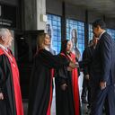 El presidente venezolano, Nicolás Maduro, saluda a la presidenta de la Corte Suprema de Justicia de Venezuela, Caryslia Rodríguez, a su llegada a la sede del TSJ en Caracas el 31 de julio de 2024. Las fuerzas de seguridad dispararon gases lacrimógenos y balas de goma contra los manifestantes y una ONG dijo que 11 personas han muerto. , decenas más resultaron heridas tras las elecciones presidenciales venezolanas. El 30 de julio de 2024, el presidente Nicolás Maduro dijo que la oposición sería considerada responsable de "violencia criminal". (Foto de Federico PARRA/AFP)