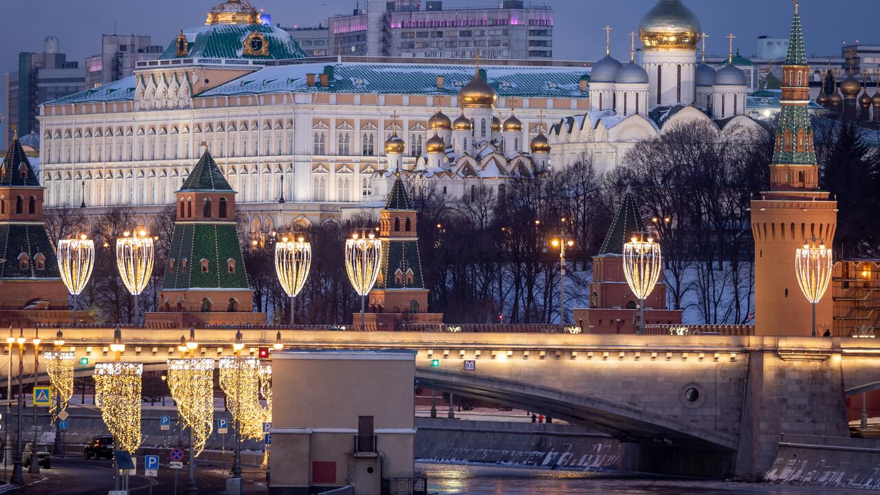 El Gran Palacio es el edificio más grande del milenario kremlin, que en ruso significa 'fortaleza dentro de la ciudad'. Data de 1849, tiene 25.000 metros cuadrados y 700 habitaciones.