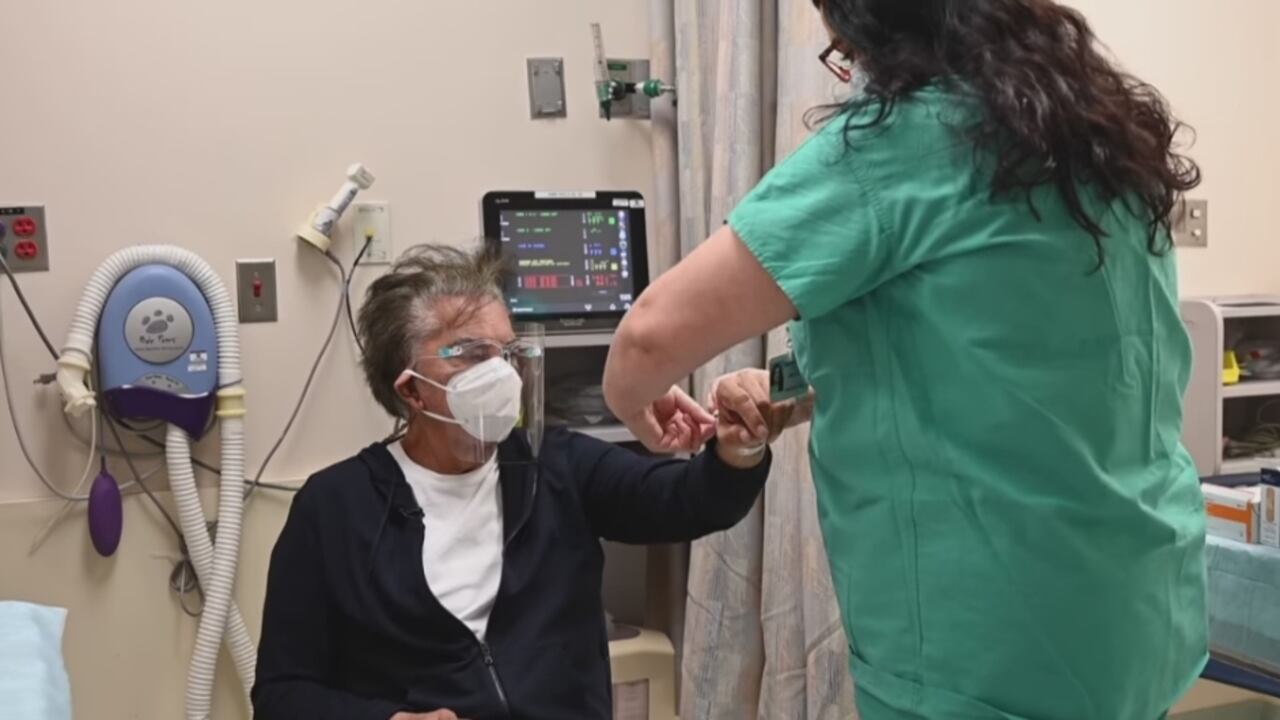 José Luis “El Puma” Rodríguez recibe la vacuna contra el coronavirus