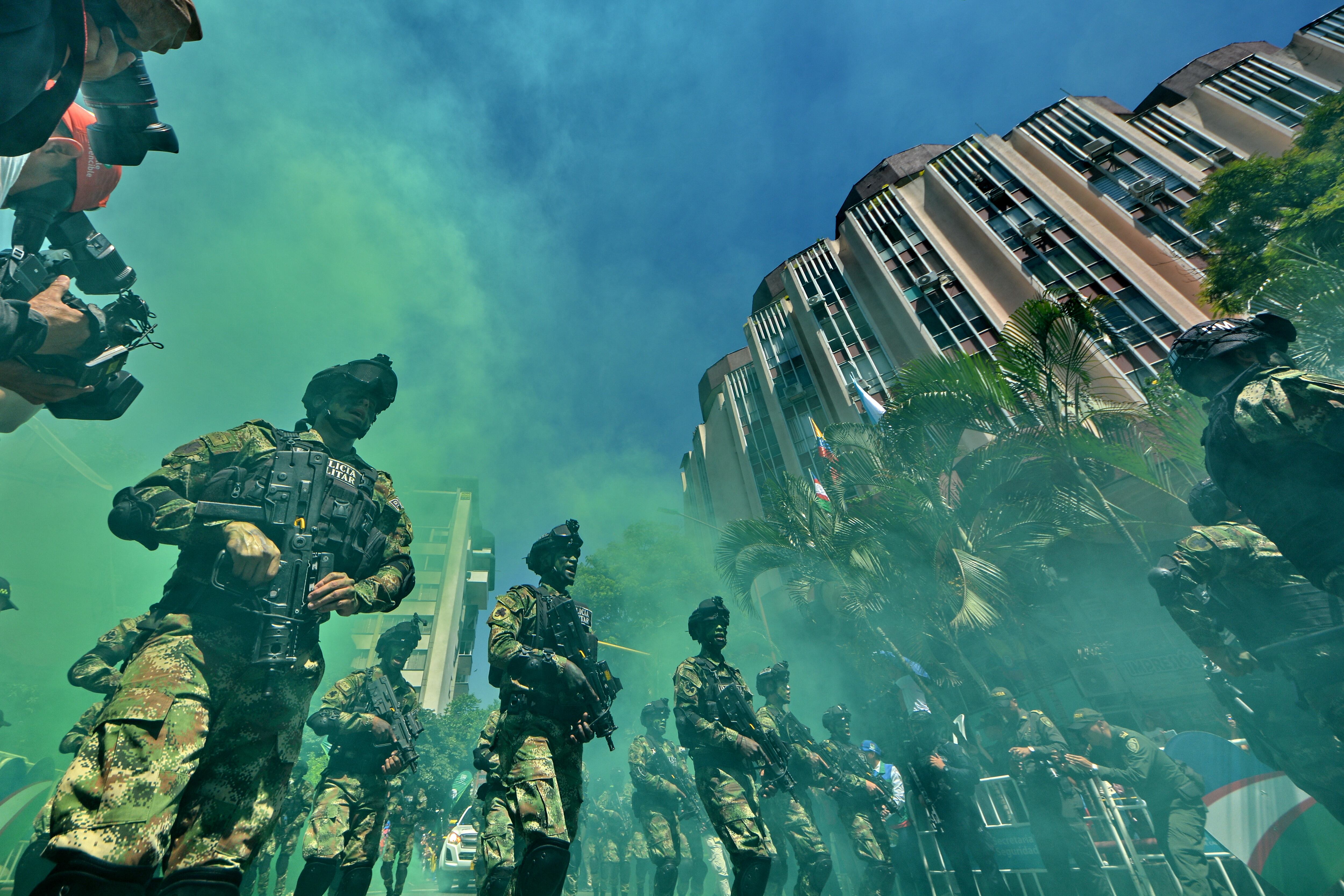 Así fue el desfile militar del 20 de julio en Cali, que recorrió la emblemática Avenida Sexta. Miles de caleños acompañaron el desfile militar.