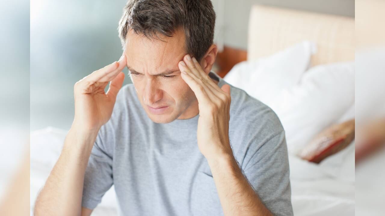 Sufrir de un dolor de cabeza por un tiempo prolongado, es un aviso de alerta y lo mejor es visitar al médico. Foto: GettyImages.