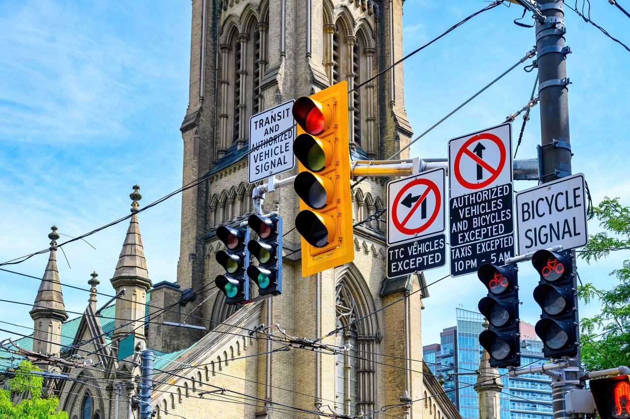 El semáforo de 4 lucen no responde a estándares internacionales, por lo que el significado de esa luz extra puede variar según la ciudad o el país.