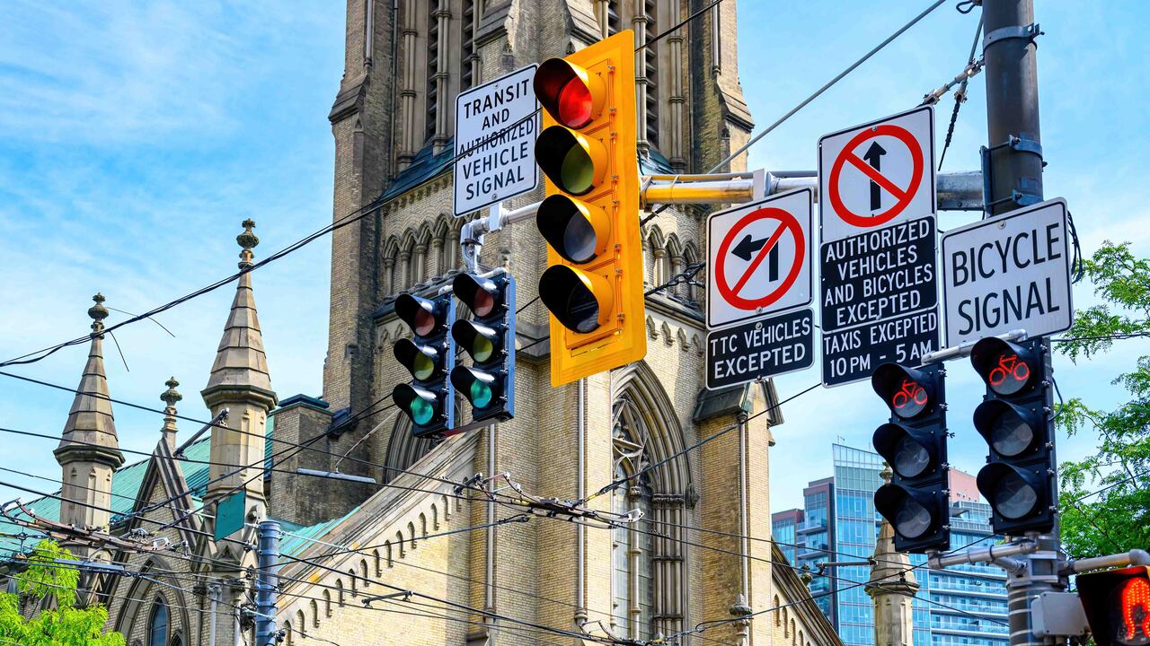 El semáforo de 4 lucen no responde a estándares internacionales, por lo que el significado de esa luz extra puede variar según la ciudad o el país.