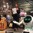 En cuanto a tecnología, el almacén resalta el robot Lú, la asistente que les dará la bienvenida a los visitantes, interactuará con ellos y responderá sus consultas, "para hacer de esta una experiencia más amena, lúdica e interactiva".