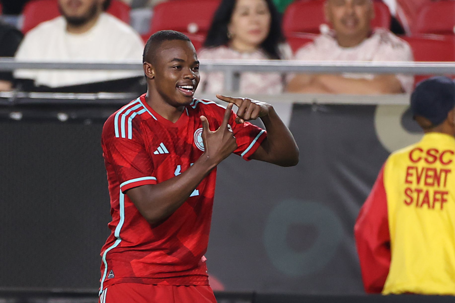 LOS ÁNGELES, CALIFORNIA - 16 DE DICIEMBRE: Carlos Gómez # 11 de Colombia celebra luego de anotar el tercer gol de su equipo durante el partido amistoso internacional entre Colombia y México en Los Ángeles Memorial Coliseum el 16 de diciembre de 2023 en Los Ángeles, California. (Foto de Omar Vega/Getty Images)