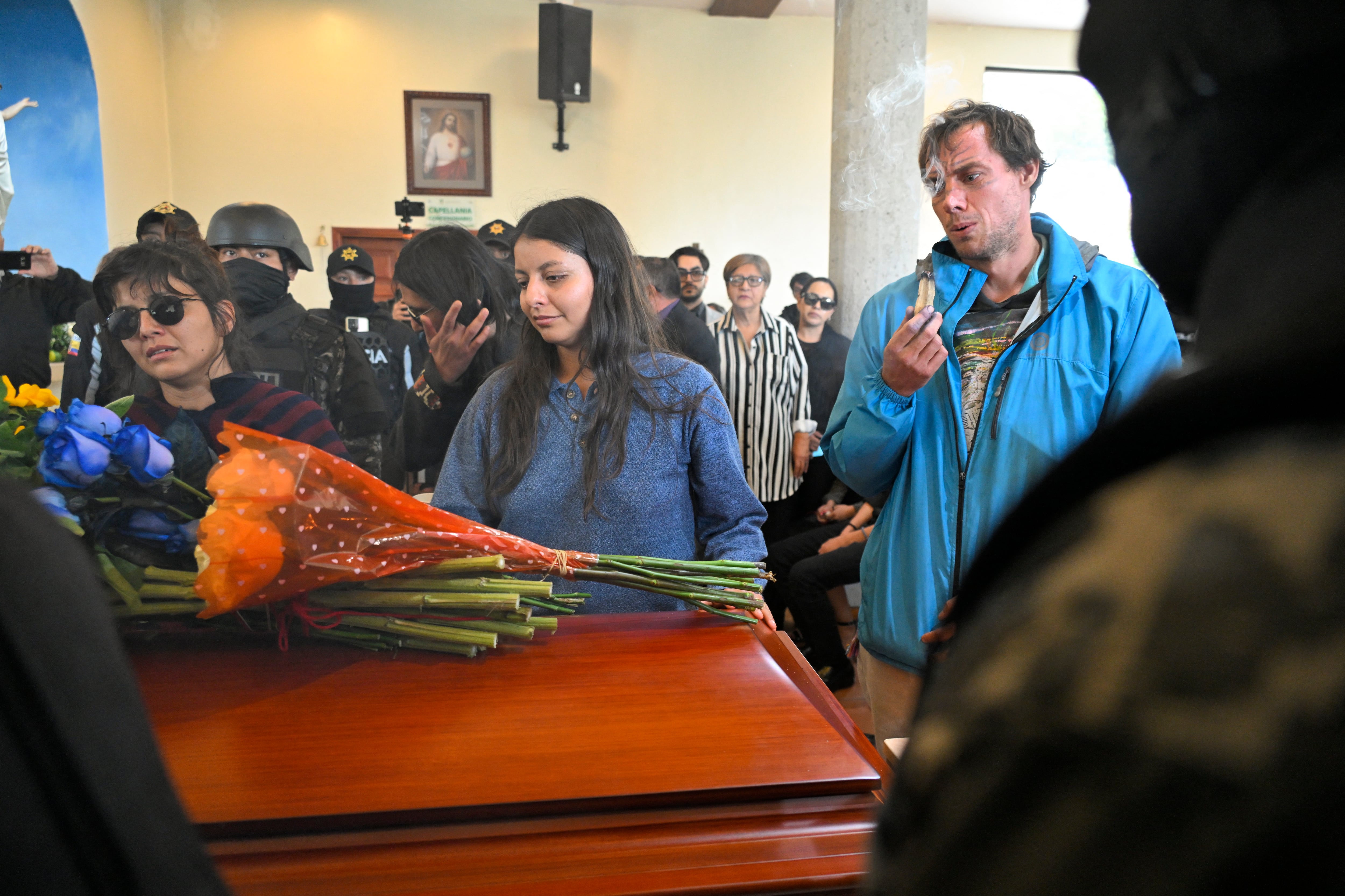 Policías con fusiles cargaron el ataúd, que avanzó en medio de un fuerte esquema de seguridad.