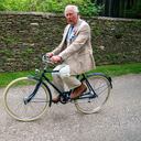 El príncipe Carlos de Gran Bretaña va en bicicleta con representantes del British Asian Trust en Highgrove en Gloucestershire antes de embarcarse en el evento ciclista de la organización benéfica 'Palaces on Wheels', en Inglaterra, el jueves 10 de junio de 2021 Foto: Arthur Edwards / Pool AP.