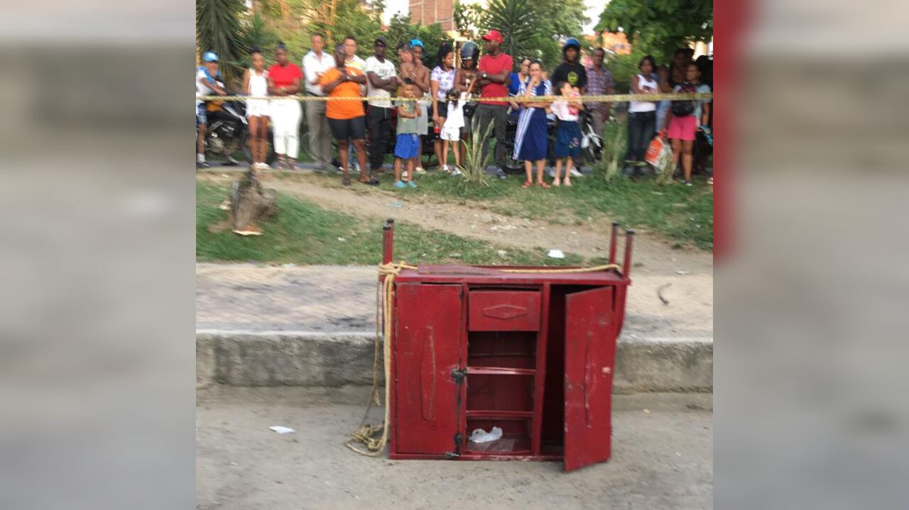 Escalofriante: hallaron el cuerpo de un hombre dentro de un armario en una vía pública de Cali.