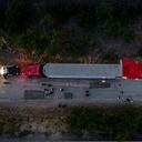 De acuerdo con el reporte inicial, al menos 46 cuerpos fueron encontrados dentro y en los alrededores del vehículo abandonado en una carretera de San Antonio, Texas.