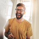 Captura recortada de un equipo de diseñadores haciendo una lluvia de ideas en una oficina