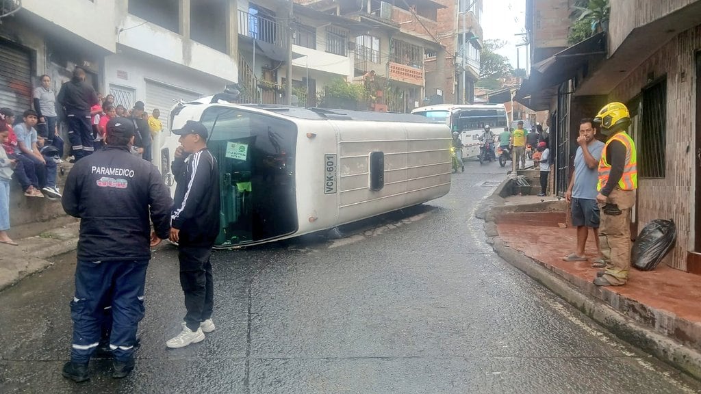 Vehículo de transporte escolar, sufrió volcamiento al sur de Cali.