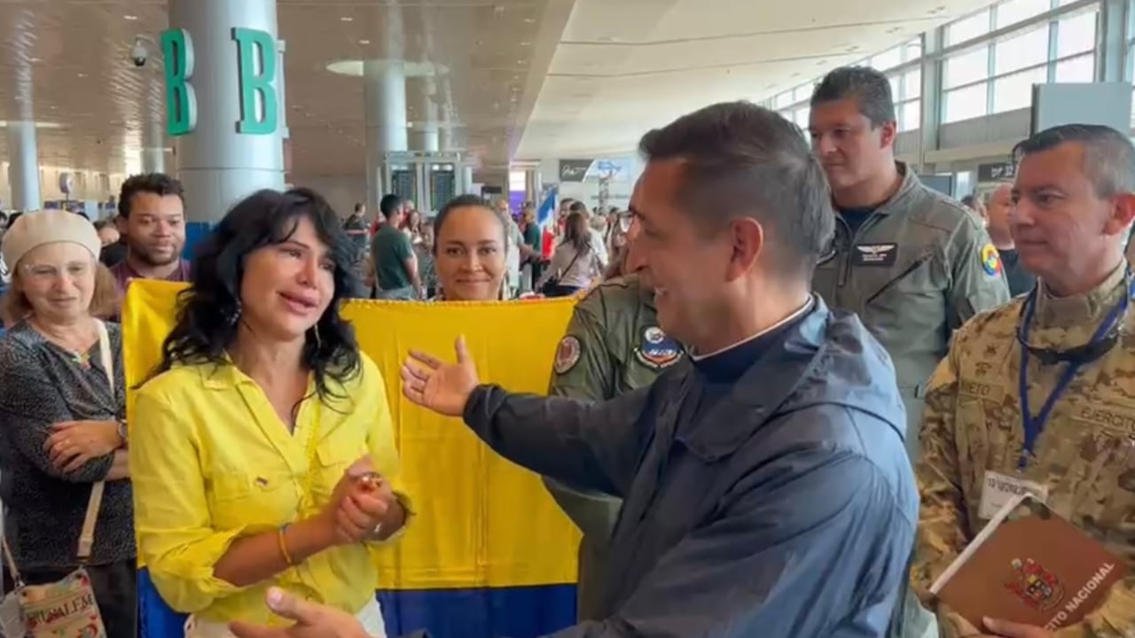 Pesadilla en Israel: al padre Chucho se le entrecortó la voz cuando se enteró de que volvería a Colombia; también lloró la embajadora - Semana