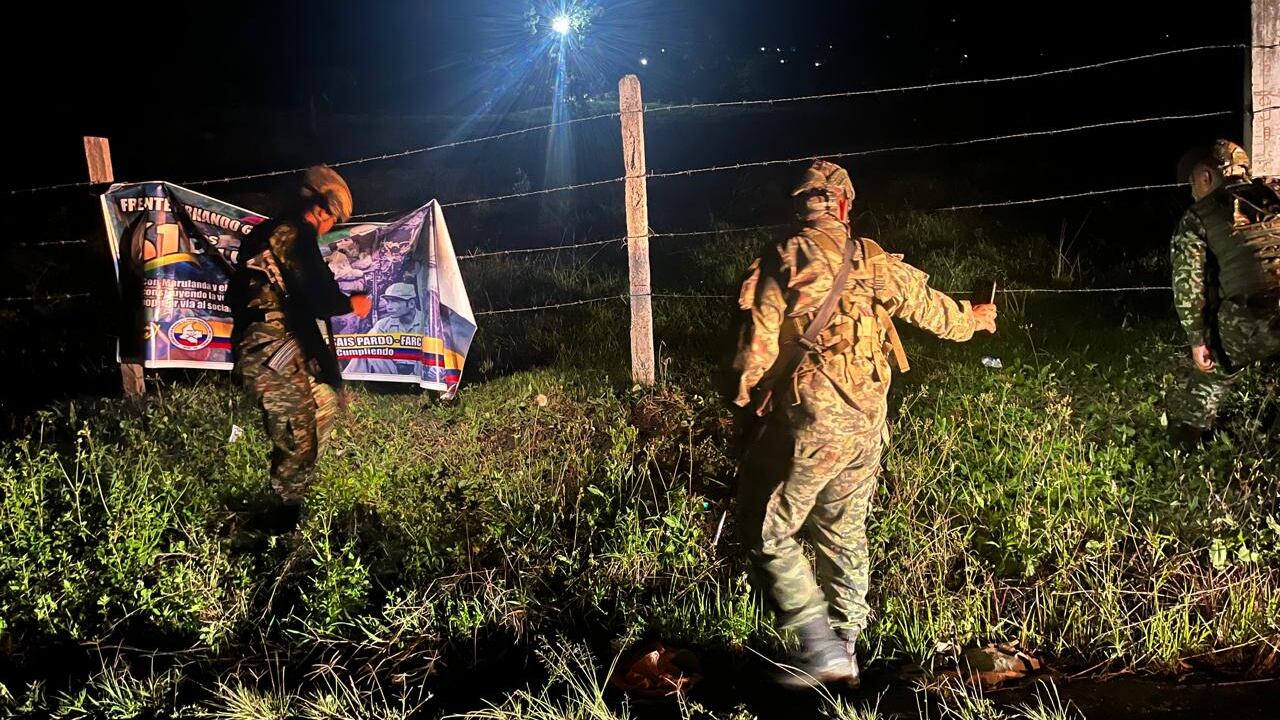 Solados desinstalan pancartas de las disidencias de las Farc