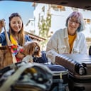 Mujeres viajeras alistando sus maletas