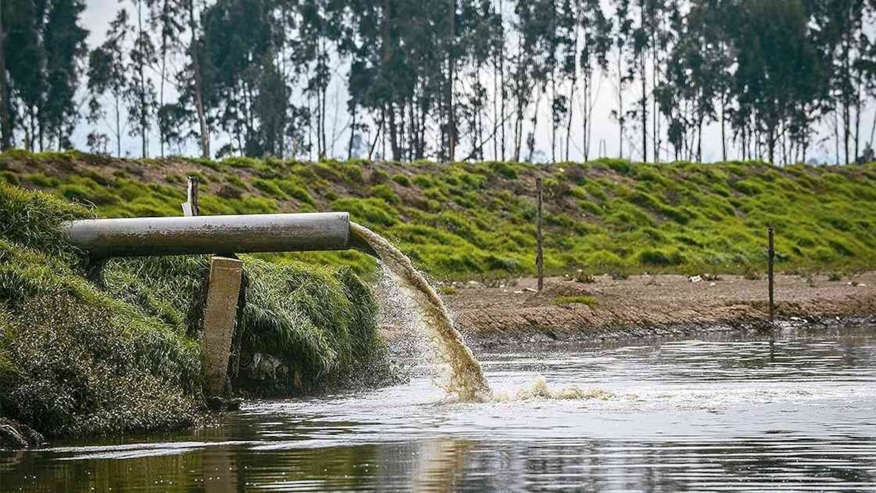 El vertimiento de aguas residuales de municipios de la Sabana contaminan más el río Bogotá. Foto: Archivo Semana