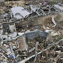 Los escombros están esparcidos sobre un edificio dañado por un tornado, el domingo 26 de marzo de 2023, en Rolling Fork, Misisipi.