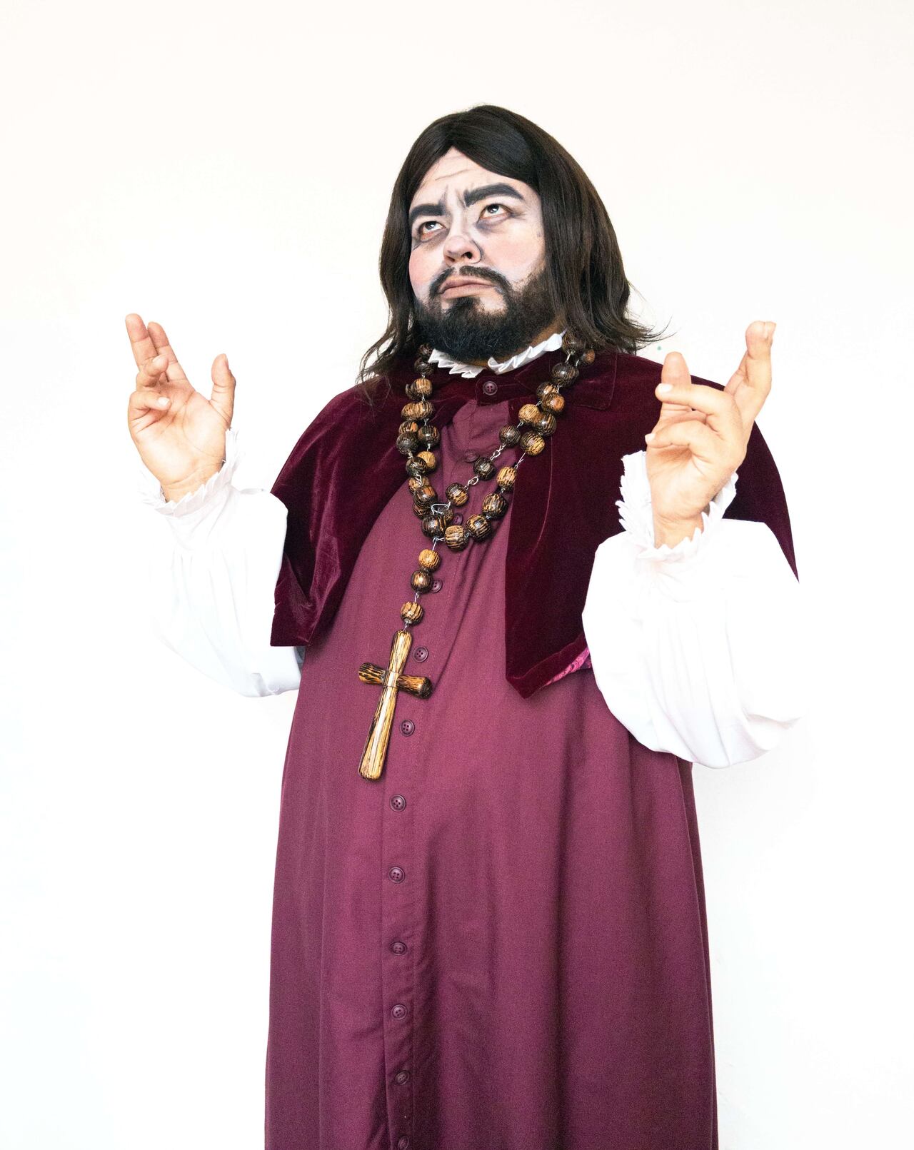 'Tartufo' de Molière, en el Teatro Libre 2025, es adaptada por Diego Barragán, dirigida por Ricardo Camacho y diseñada por Marcos Roda.