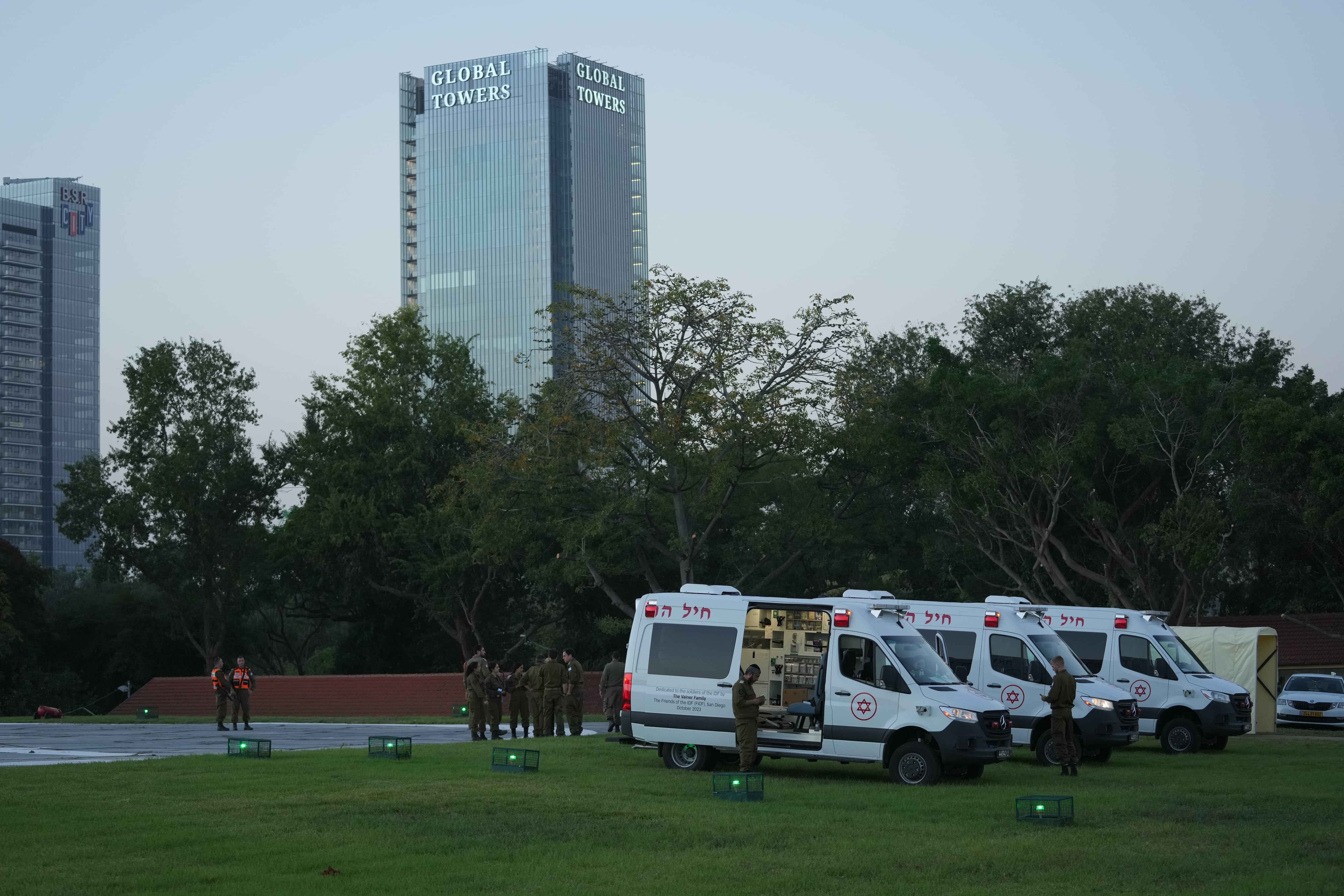 Se ven ambulancias afuera del centro médico Schneider, donde se cree que pueden ser llevados algunos de los rehenes liberados, el 24 de noviembre de 2023 en Petah Tikva, Israel. Esta mañana comenzó un alto el fuego de cuatro días entre Israel y Hamás, aunque las fuerzas israelíes permanecen en Gaza. Un total de 50 rehenes actualmente retenidos por Hamas serán liberados durante una tregua de cuatro días con Israel, la primera pausa de este tipo en los combates desde el 7 de octubre