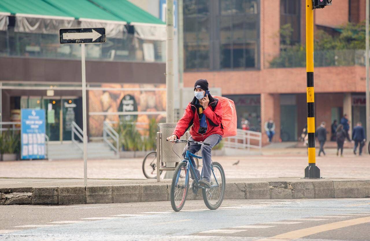 Pese a seguir trabajando este rappitendero sigue la norma de usar tapabocas para visitar a sus clientes. Foto: Karen Salamanca/Semana
