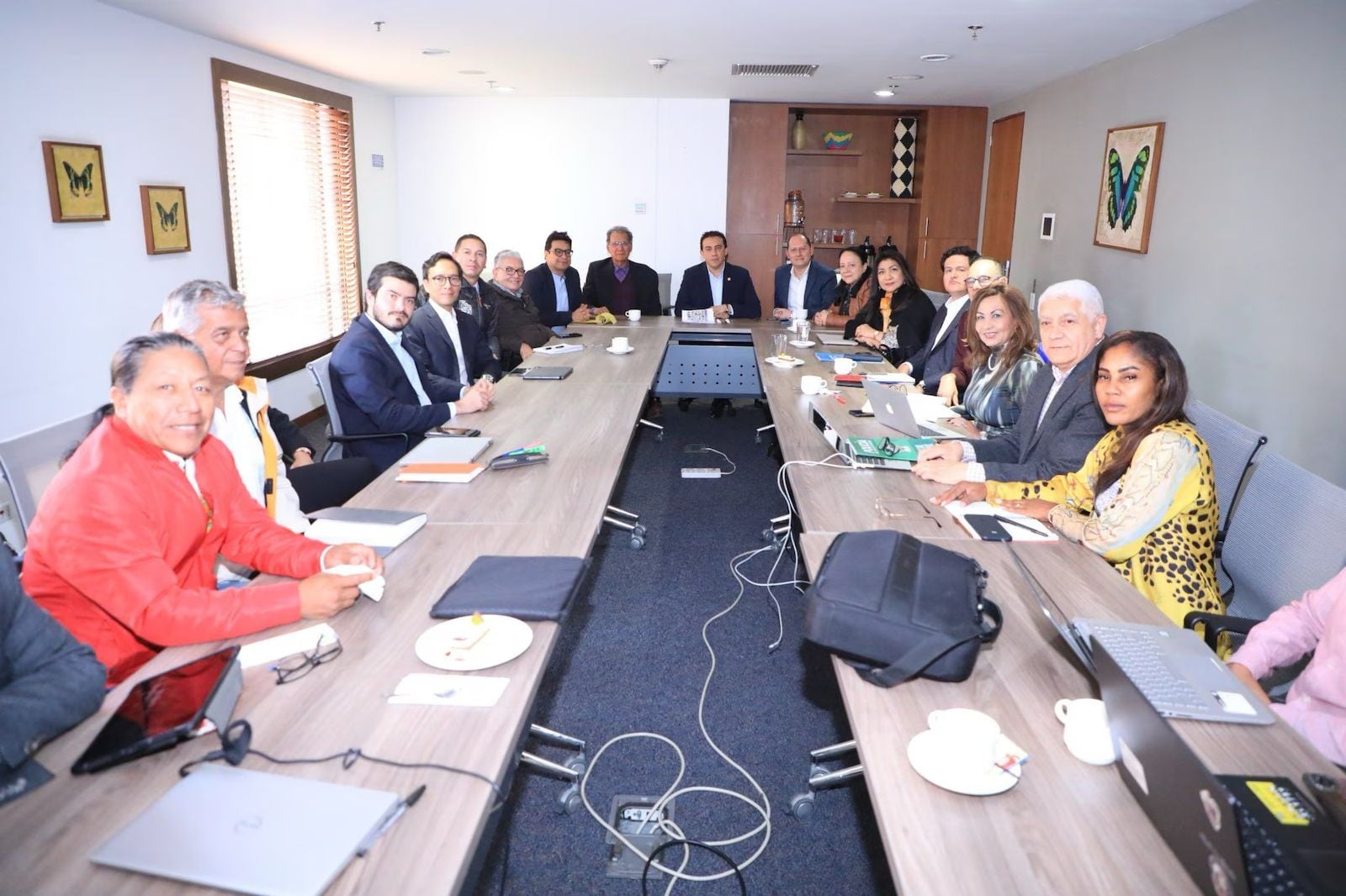 El registrador Alexander Vega, junto con negociadores del Gobierno y las disidencias de Iván Mordisco.