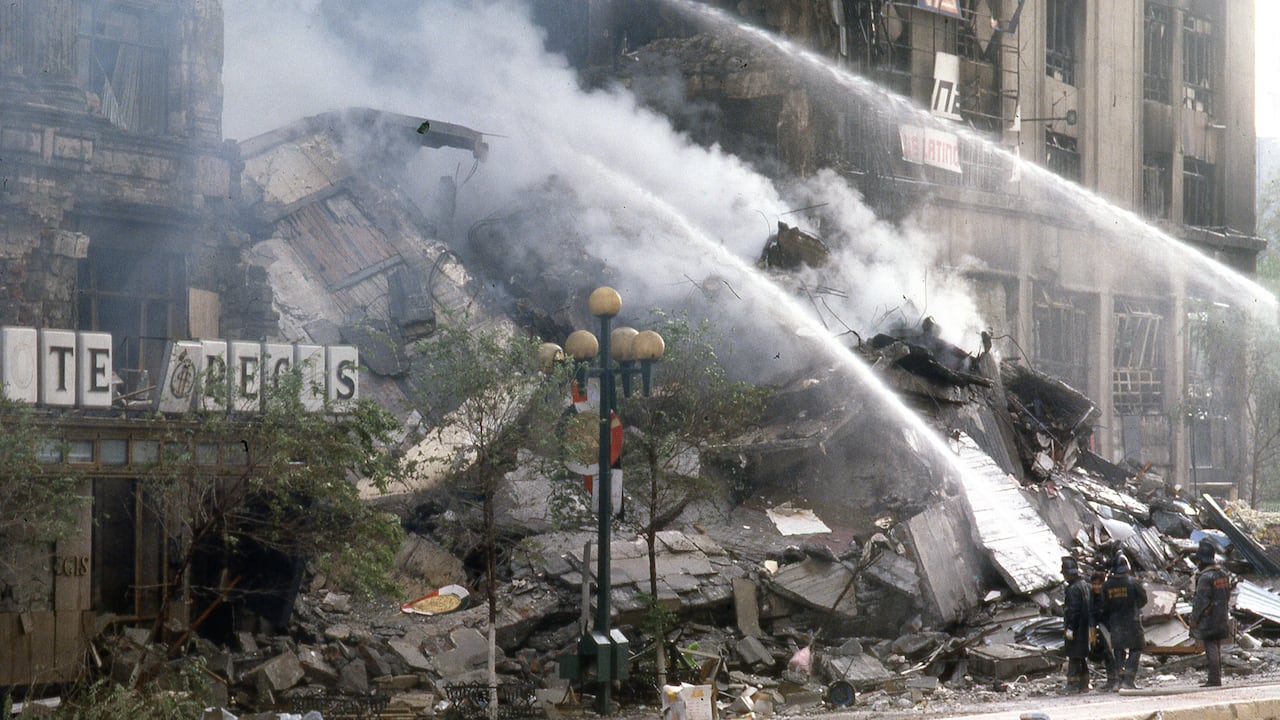 Un terremoto de 8.0 grados en la escala de Richter que azotó el centro de Ciudad de México en septiembre de 1985 mató a 5.000 personas, derrumbó 412 edificios, dañó a 3.412 más y causó daños por un valor de entre 3.000 y 4.000 millones de dólares.