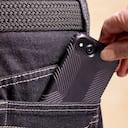 Cerca de un ladrón robando un teléfono inteligente del bolsillo trasero de un hombre