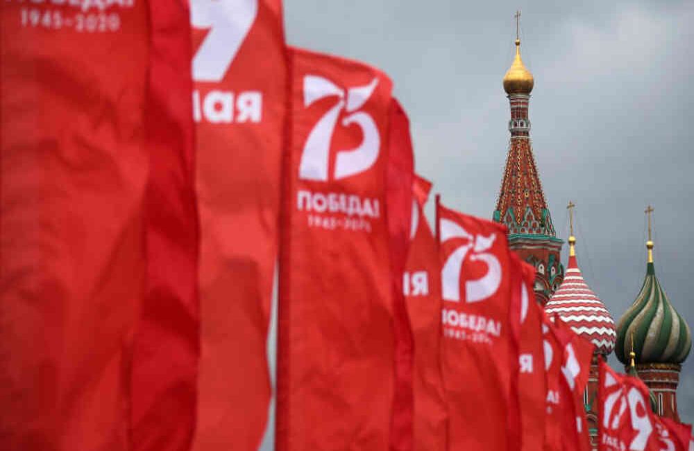 En Rusia, cerca a la famosa Plaza Roja de Moscú, izaron banderas rojas para celebrar la victoria del Ejército Rojo de la Unión Soviética en la Segunda Guerra Mundial. Foto: GETTY IMAGES