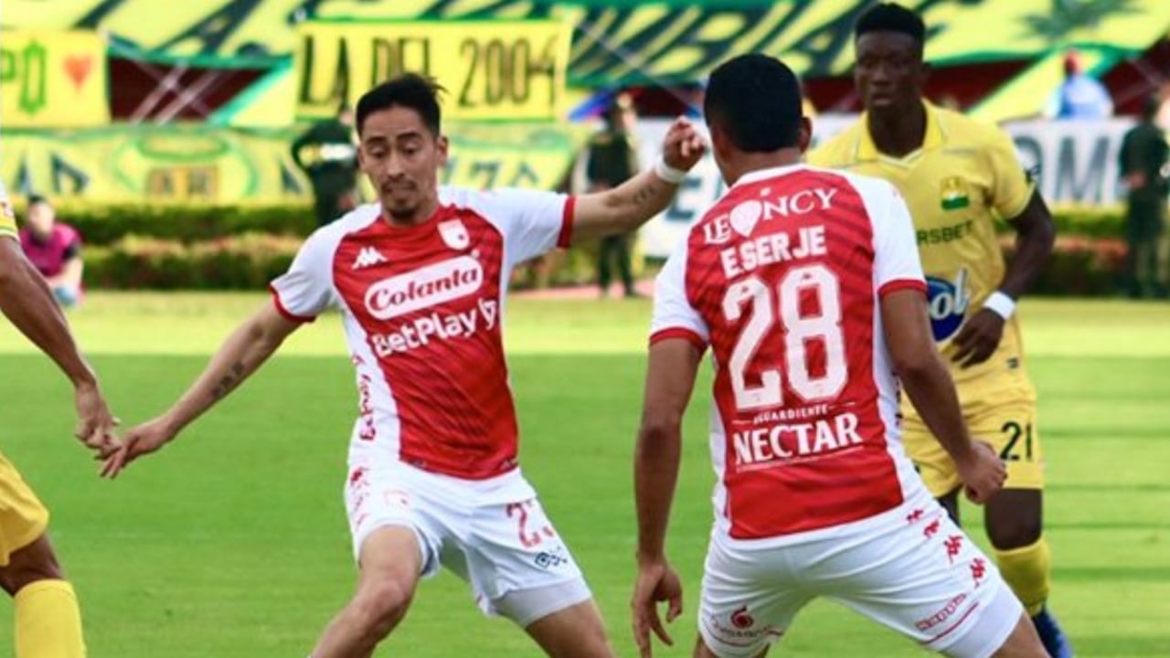 Fabián Sambueza disputando una pelota en el partido contra Bucaramanga.