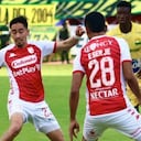 Fabián Sambueza disputando una pelota en el partido contra Bucaramanga.