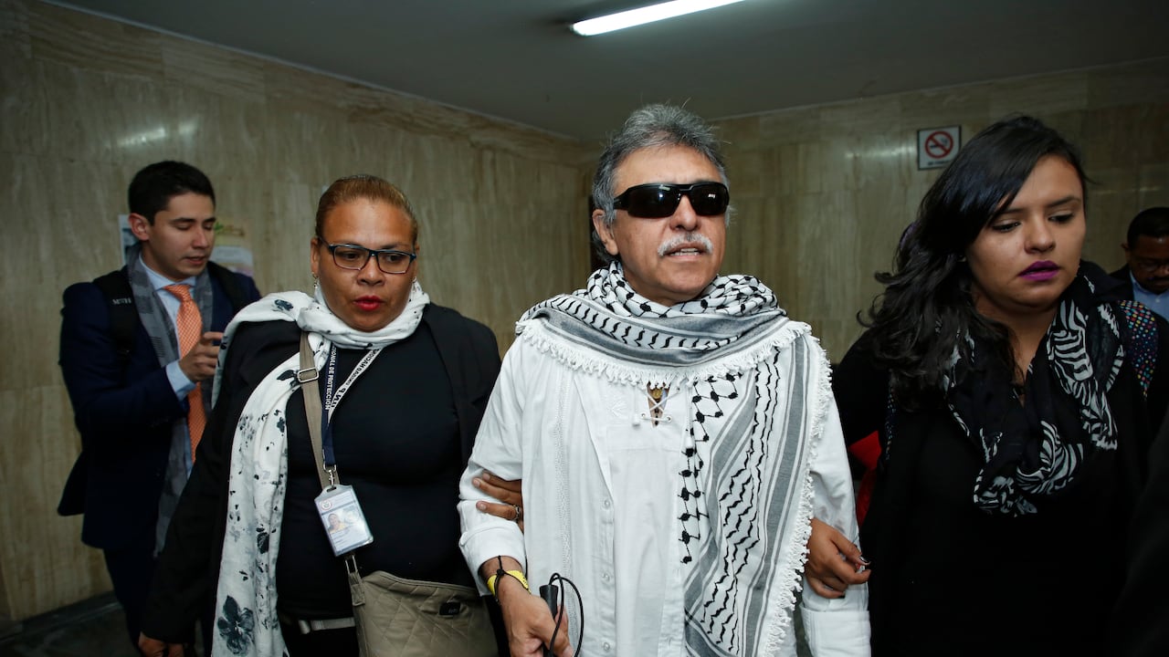 Zeuxis Pausias Hernández Solarte
alias Jesús Santrich se posesionó en el Congreso.
El exjefe guerrillero llegó al Capitolio para asumir su curul como representante a la Cámara
Bogota junio 11 2019
foto: Guillermo Torres Reina / Semana
