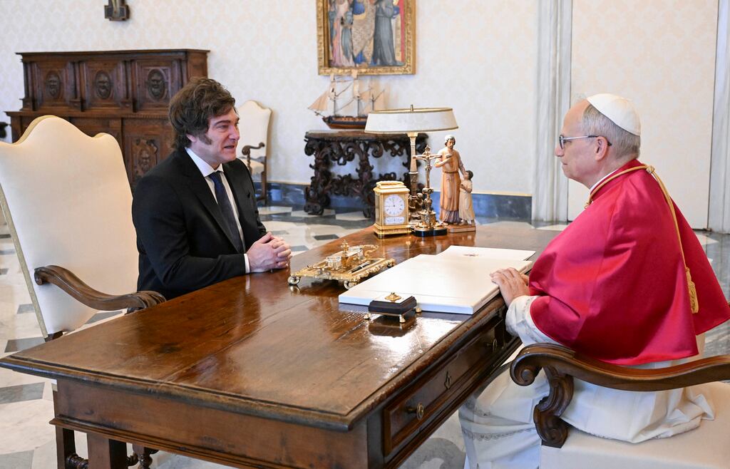 El Papa León XIV se reúne con el presidente argentino Javier Milei en una audiencia privada en el Vaticano, el sábado 7 de junio de 2024. (Vatican Media vía AP)