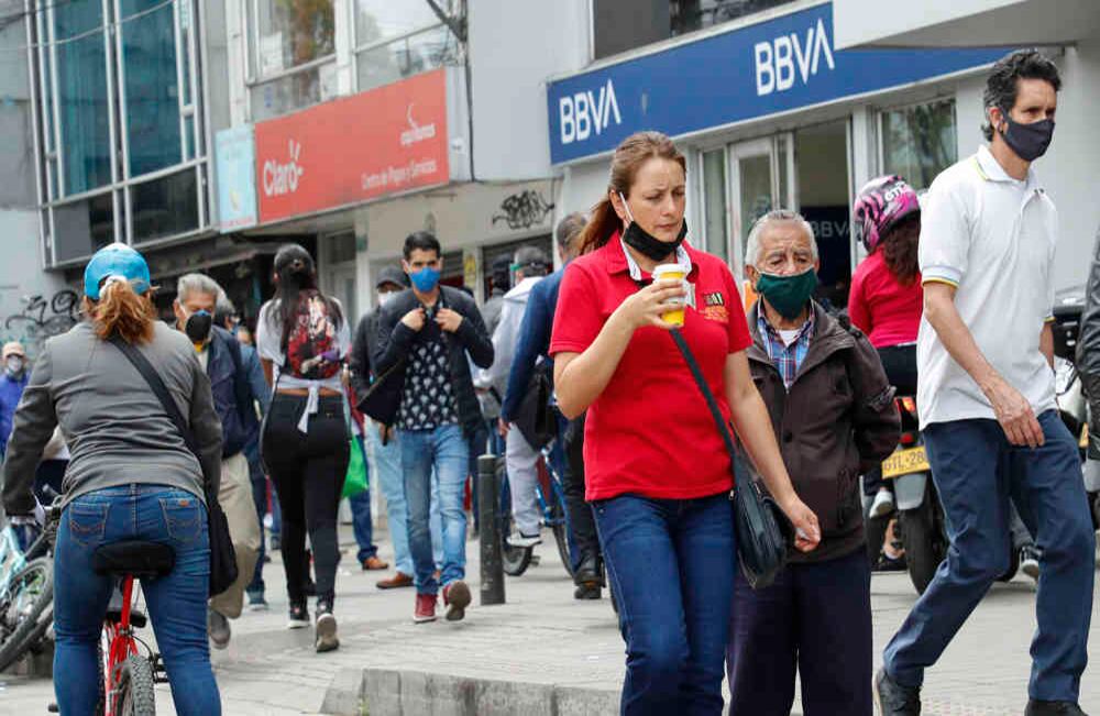 La zona bancaria del centro de Kennedy está atiborrada de personas que, si bien usan tapabocas, no respetan el distanciamiento social decretado para evitar el contagio de covid-19. La localidad registra 2.244 casos y representa el 30 % de la tasa de contagio de todo Bogotá. Foto: Guillermo Torres / SEMANA.