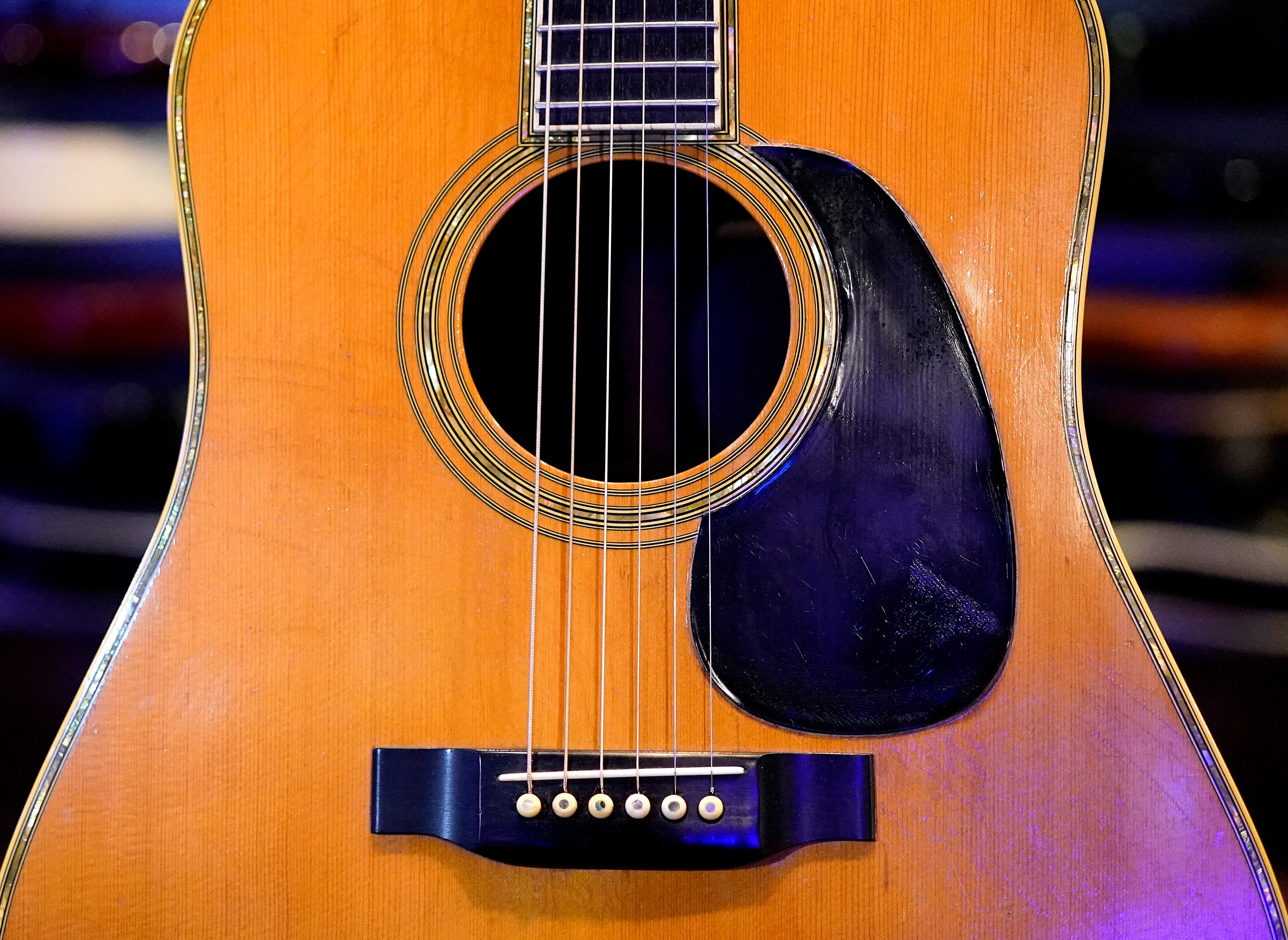La guitarra acústica Martin D-45 de 1968 de Eric Clapton está en exhibición durante una vista previa para la prensa el 15 de noviembre de 2021 en Nueva York para promover la subasta de Julien's Auctions Icons & Idols: Rock N Roll que tendrá lugar el 19 y 20 de noviembre. (Foto de TIMOTHY A. CLARY / AFP)