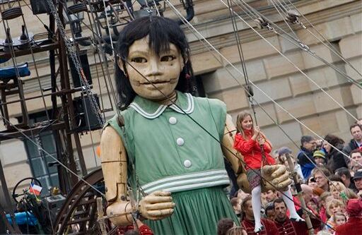 Con la frase ¡Berlín saluda a los gigantes!, centenares de berlineses daban la bienvenida a las gigantes marionetas.