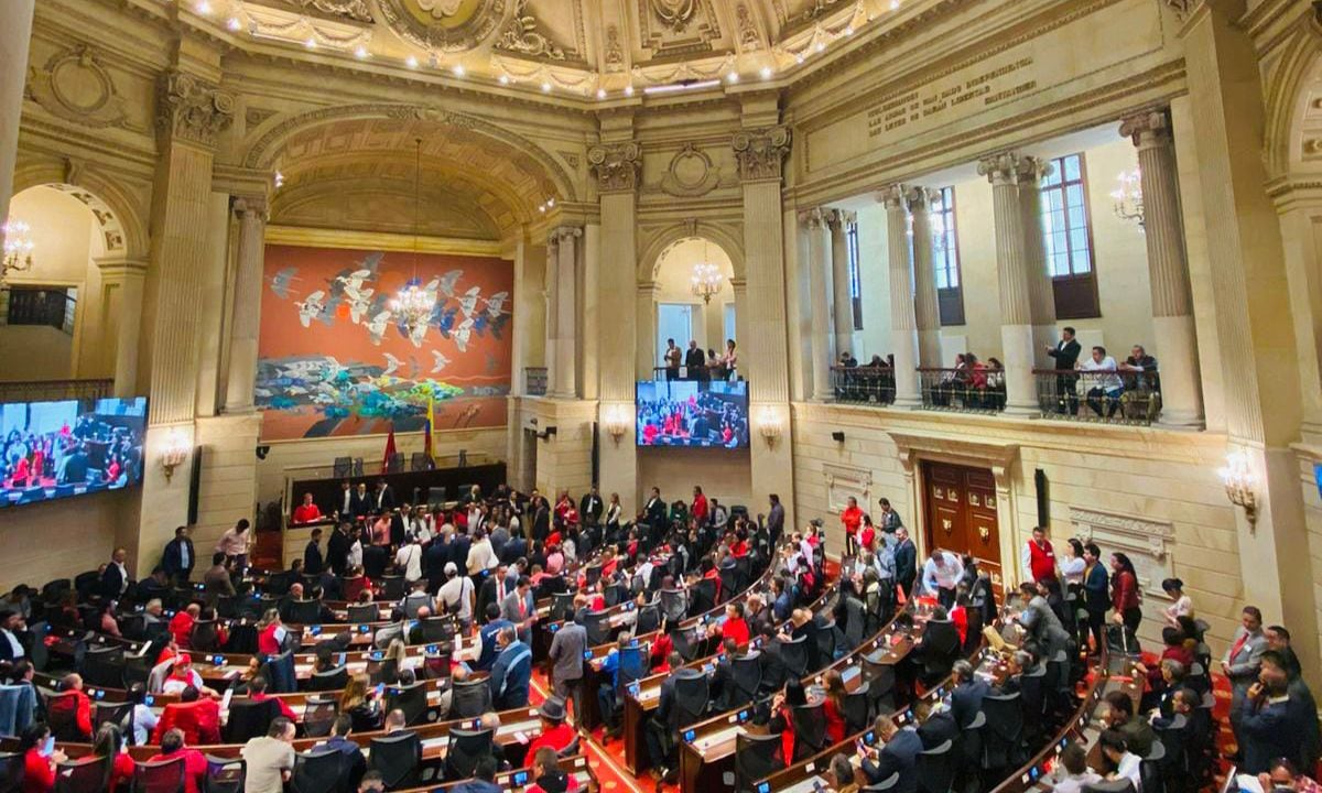 Militantes del Partido Liberal en el Congreso esperando el aval.