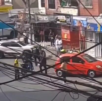 Un presunto ladrón resultó herido y otro capturado después que intentaran robar un local de pagos y chance en Cali.