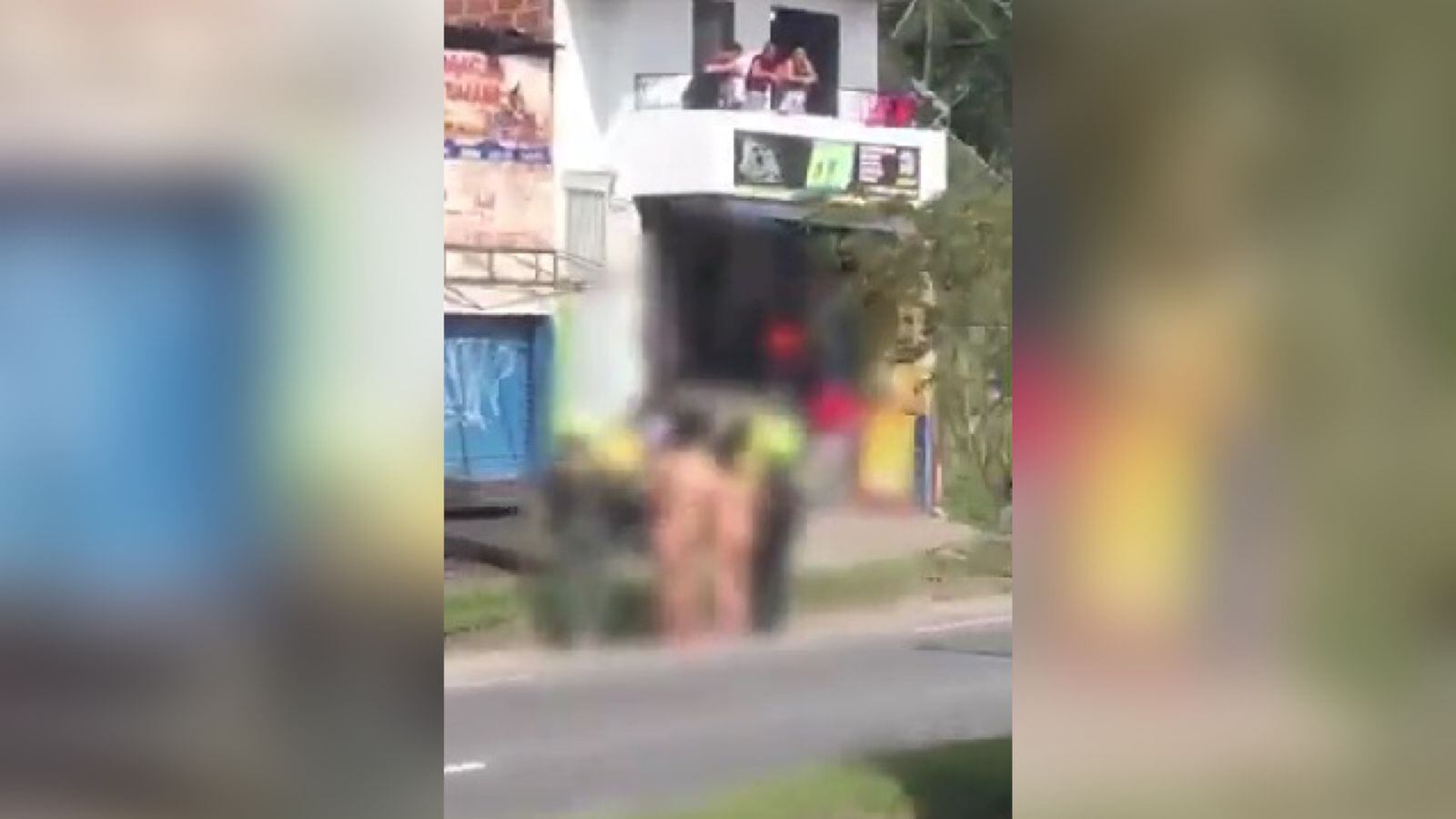 La Policía le llamó la atención a los jóvenes desnudos.
