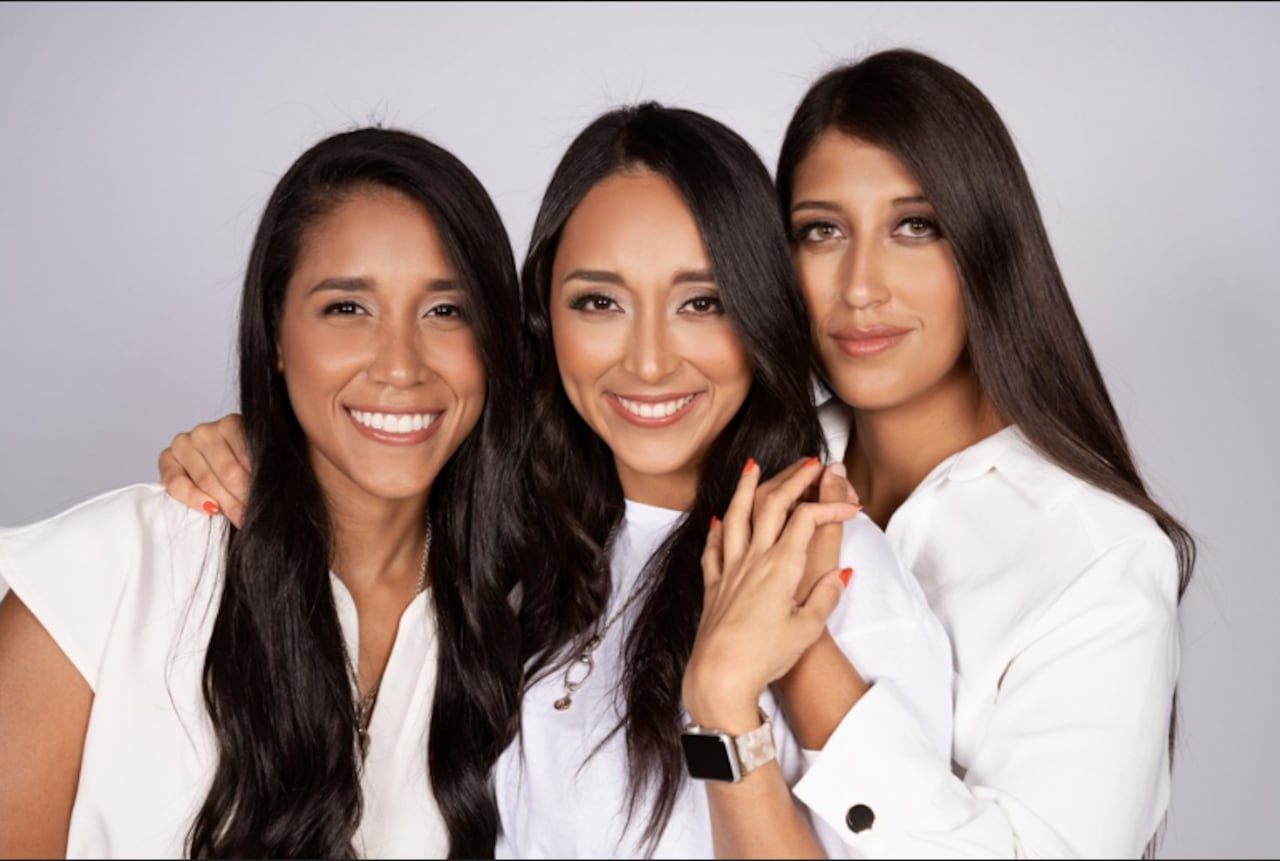 Karen, Daniela y Stephanie son tres
hermanas emprendedoras, conferencistas, autoras y activistas educativas. Son
fundadoras de The Biz Nation, una
plataforma de capacitación corporativa
virtual dedicada a desarrollar habilidades
esenciales para el mercado laboral,
reconocida por el Foro Económico
Mundial como una de las 50 empresas que están transformando el futuro de América Latina.