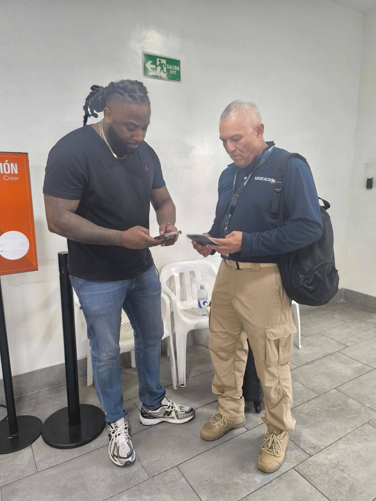 Uno de los extranjeros que fue devuelto a su país.