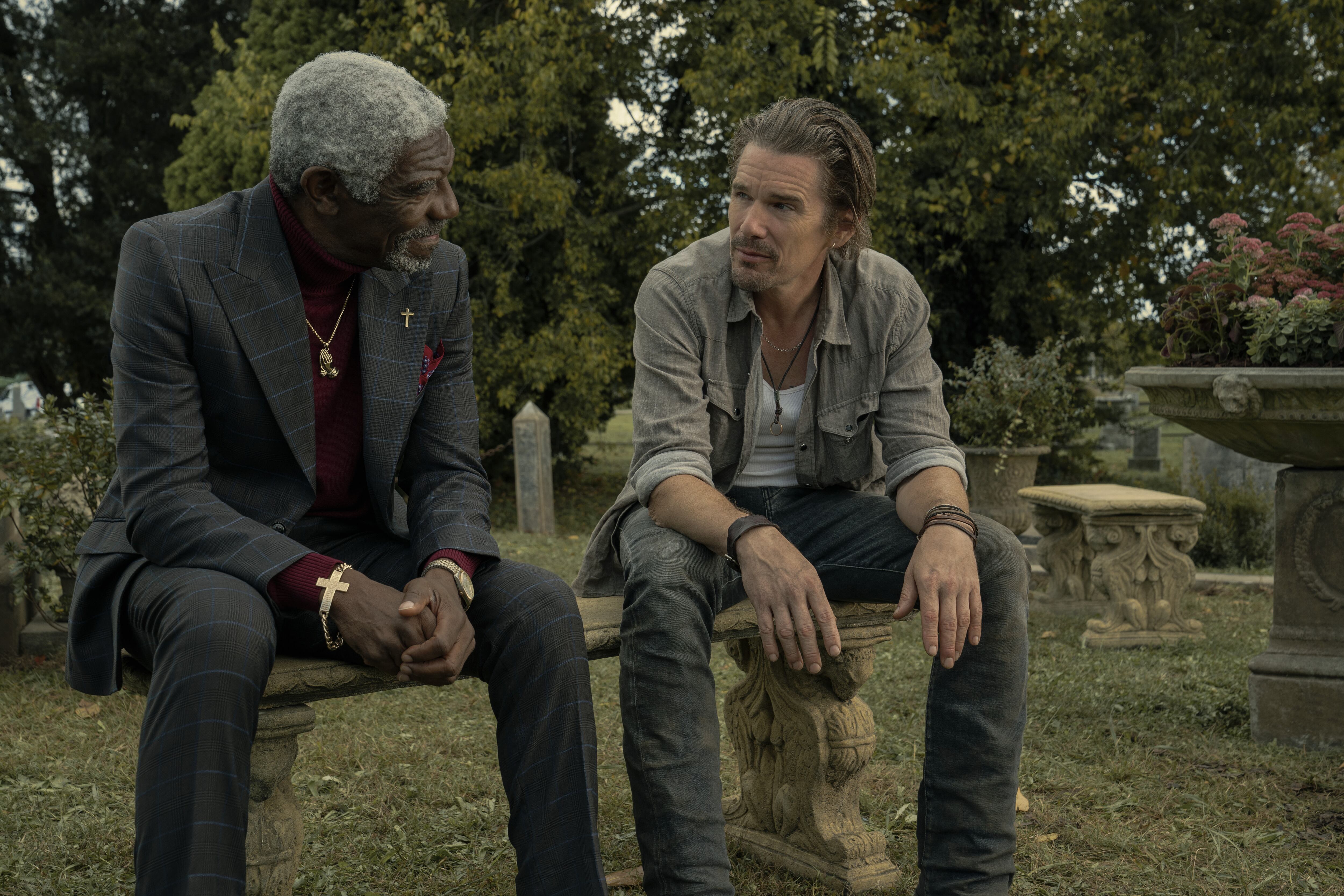 Vondie Curtis-Hall es el Reverendo West, Ethan Hawke es Ray, y ambos discuten sobre la fe en 'Raymond & Ray'.