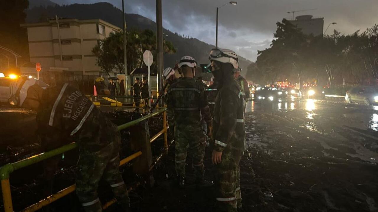 Brigada de atención y prevención de desastres realizando remoción de escombros, lodos y limpieza de vías en la calle 107 con carrera séptima.