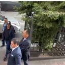 Camilo Burgos, de gorra, acompañando a Nicolás Petro este lunes en Bogotá.