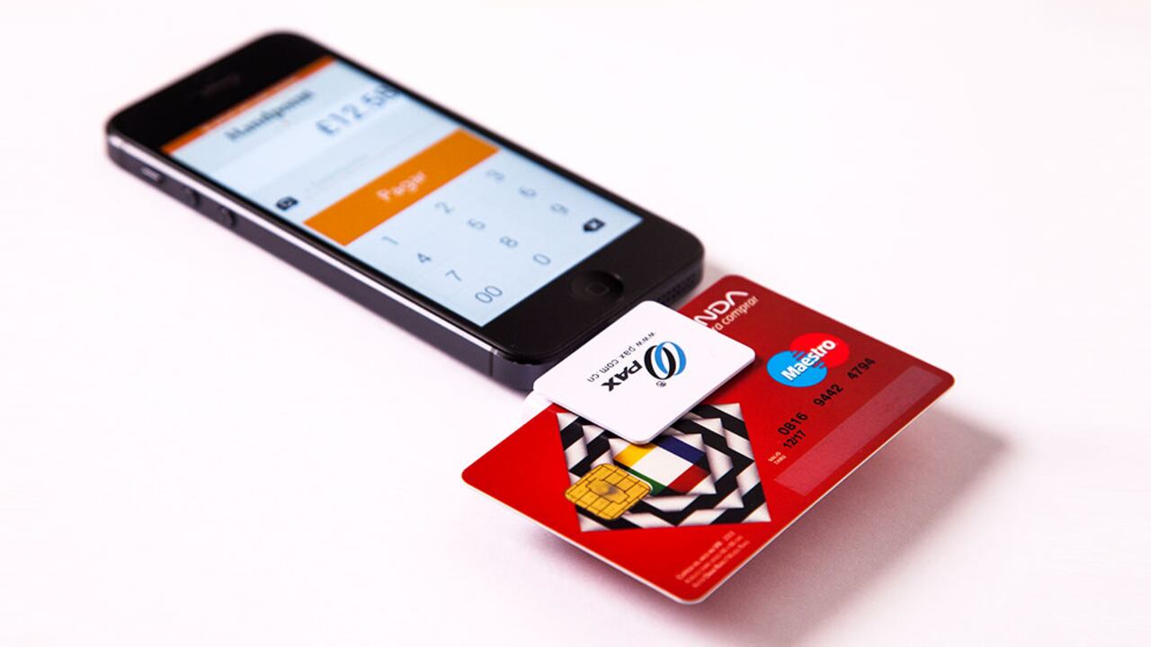 Los grandes operadores de dinero plástico importan pequeños dispositivos para convertir los smartphones en prácticos datáfonos y así ampliar las oportunidades para el pago de servicios y productos.