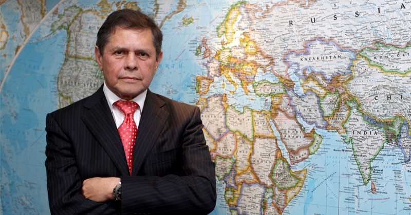 El juez del caso de Carlos Mattos "fue a Alciautos con una tula llena de plata y se compró un bello Mazda 3, color rojo místico con asientos de cuero, que pagó con plata en efectivo: casi 73 millones de pesos, un billete sobre otro"