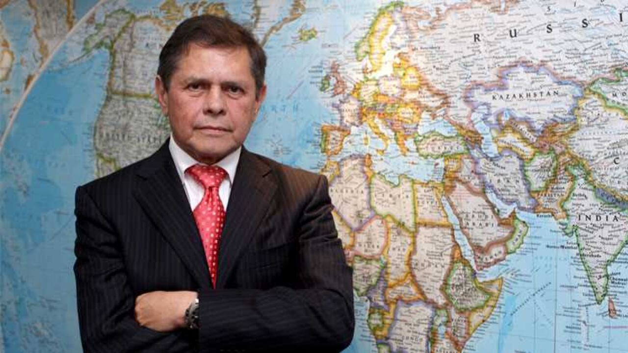 El juez del caso de Carlos Mattos "fue a Alciautos con una tula llena de plata y se compró un bello Mazda 3, color rojo místico con asientos de cuero, que pagó con plata en efectivo: casi 73 millones de pesos, un billete sobre otro"