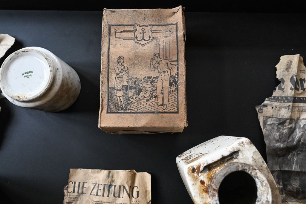 OSWIECIM, POLONIA - 26 DE ENERO: Se muestran artefactos dentro de la Casa 88, la antigua residencia del comandante de Auschwitz, Rudolf Hoss, el 26 de enero de 2025 en Oswiecim, Polonia. La casa del comandante de Auschwitz durante la Segunda Guerra Mundial, Rudolf Hoss, se abre por primera vez a los visitantes. La casa fue el tema de la película "La zona de interés". (Foto de Omar Marqués/Getty Images)