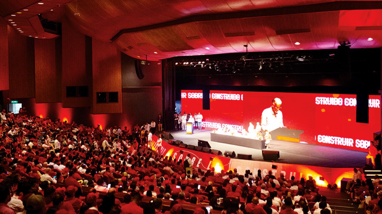 En la convención del Partido Liberal hubo personas que intentaron sabotear el evento para evitar el discurso de César Gaviria, pero este fue ratificado como jefe de la colectividad.