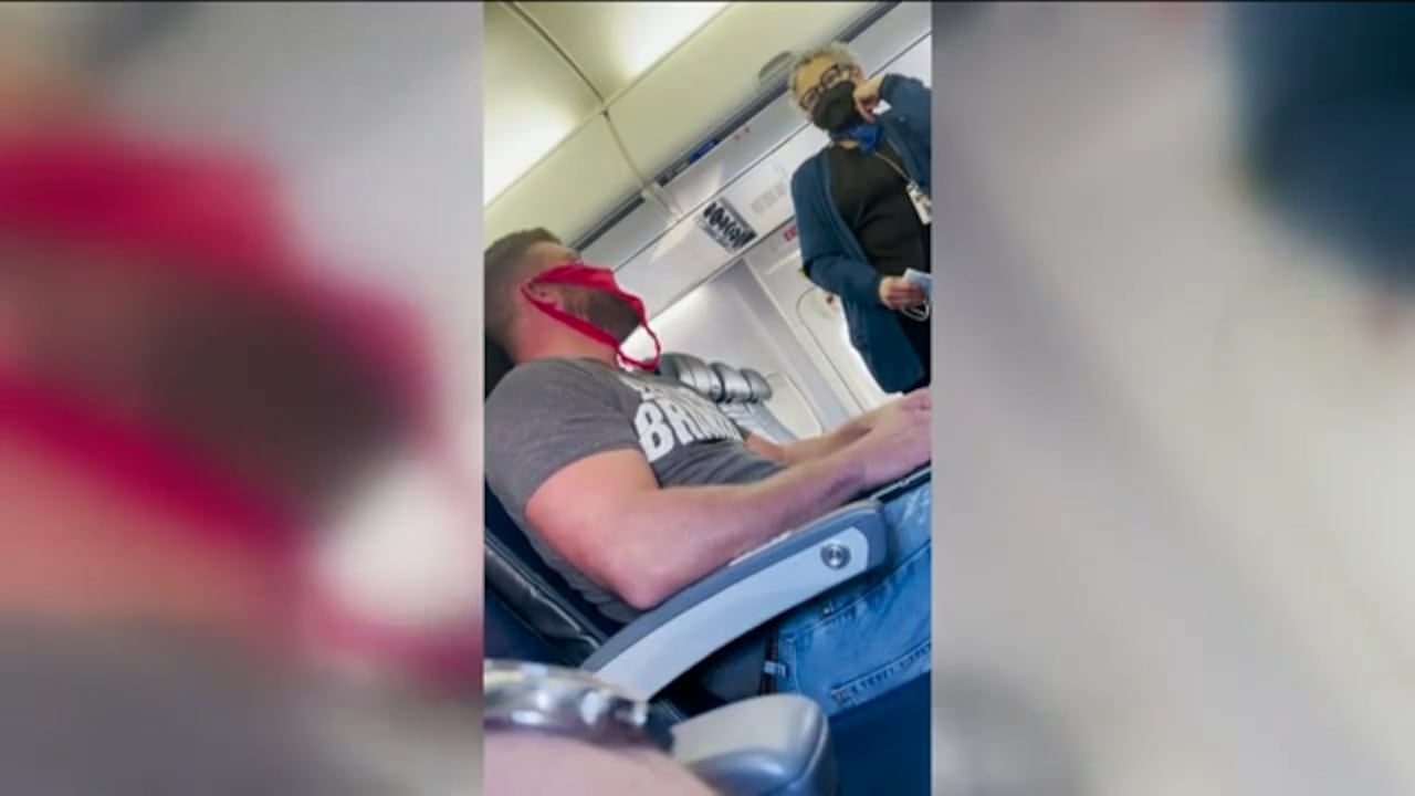 En una entrevista con NBC2 News, el pasajero se comparó con la afroestadounidense Rosa Parks, ícono del movimiento por los derechos civiles.